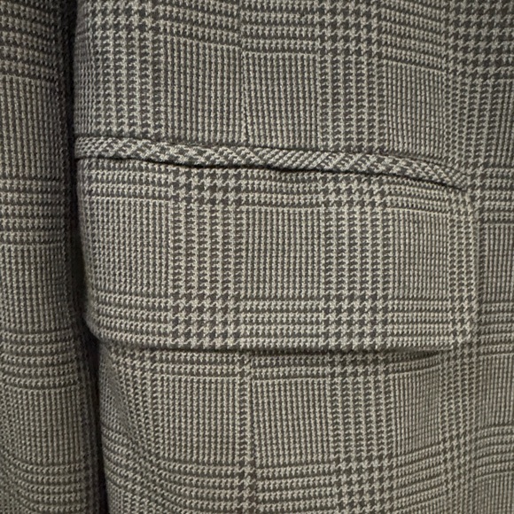 Beautifully Tailored Navy Women's Blazer - Picture 2 of 8